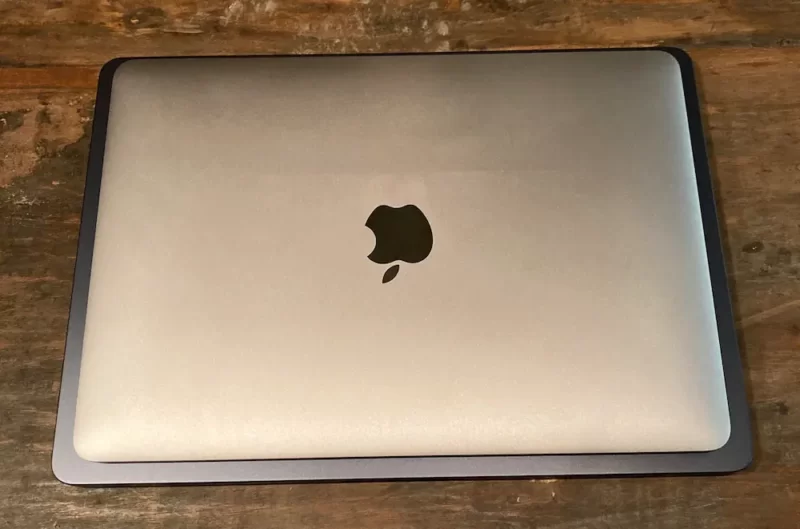 M2 MacBookAirミッドナイトとMacBook12インチスペースグレイ大きさ比較