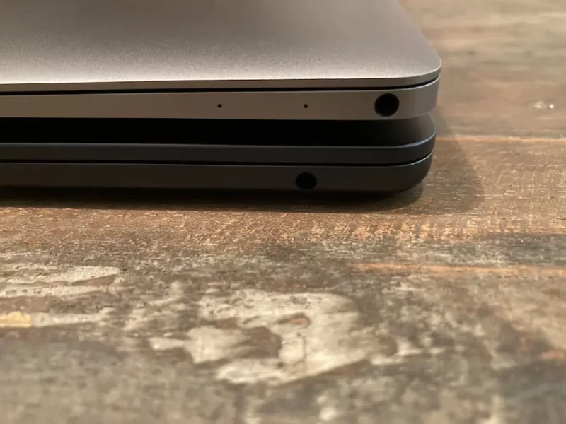 M2 MacBookAirミッドナイトとMacBook12インチスペースグレイ右側比較