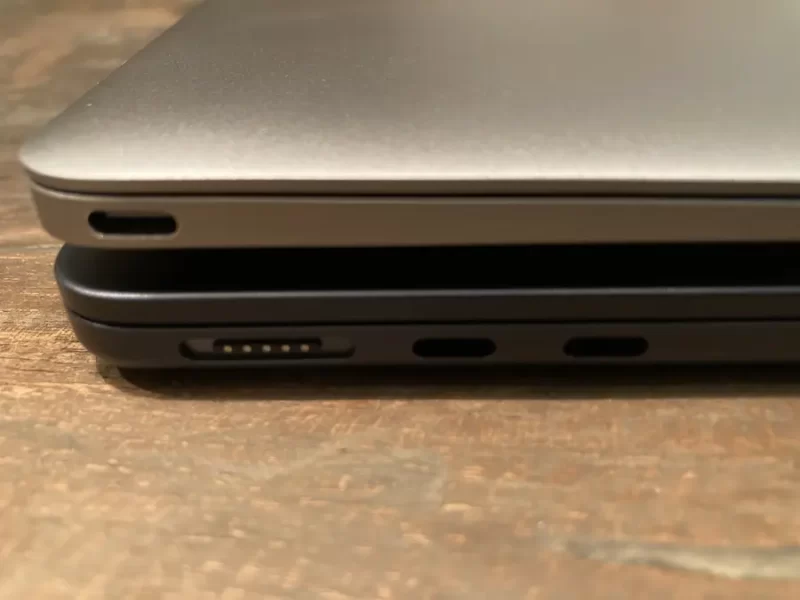 M2 MacBookAirミッドナイトとMacBook12インチスペースグレイ左側比較