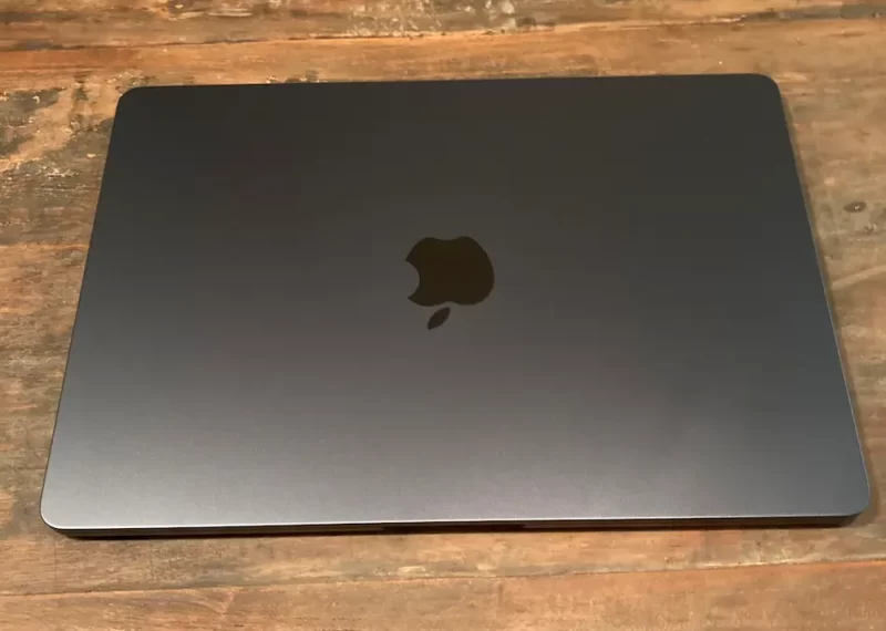 M2 MacBookAirミッドナイト表面